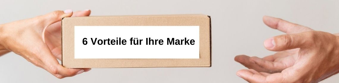 Übergabe einer Box mit dem Aufdruck "6 Vorteile für Ihre Marke"