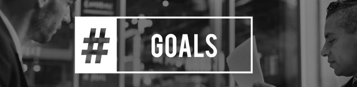 Zwei Männer planen einen Produkttest mit einem Logo #goals als Overlay 