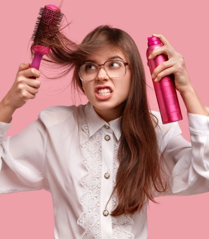 Brand Generated Content: Frau mit Bürste und Haarspray