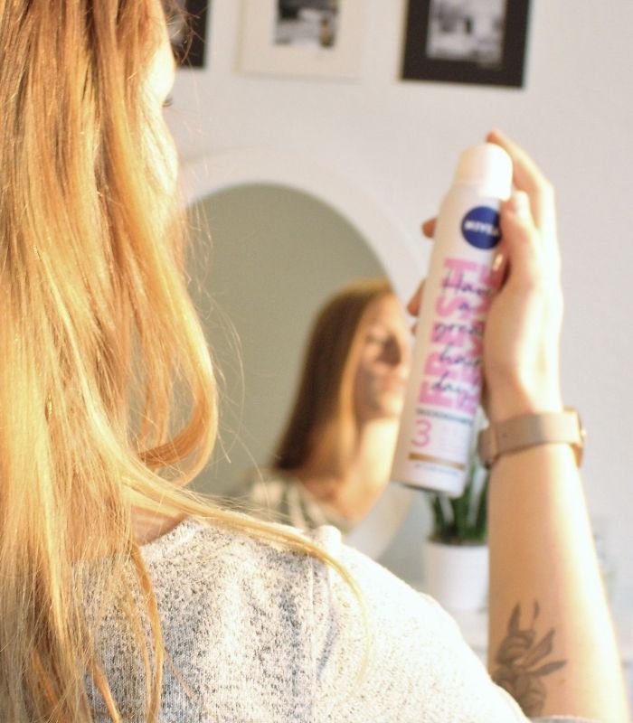 User Generated Content: Frau mit Haarspray in der Hand