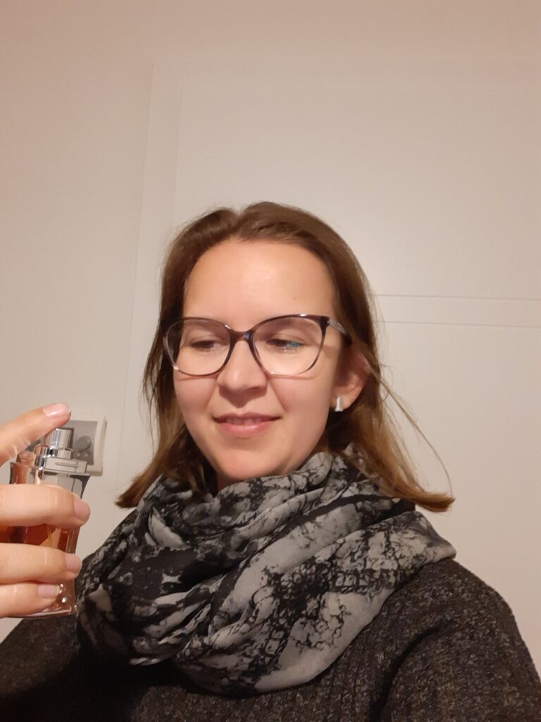 Ich habe jetzt schon ein paar Komplimente für den Duft bekommen und finde ihn auch selbst sehr angenehm. Ich finde der Duft ist ideal für den Alltag: angenehm aber nicht aufdringlich