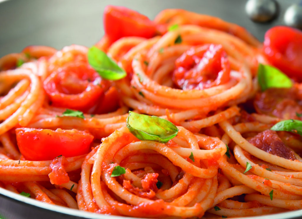 Spaghetti mit Tomate und Basilikum